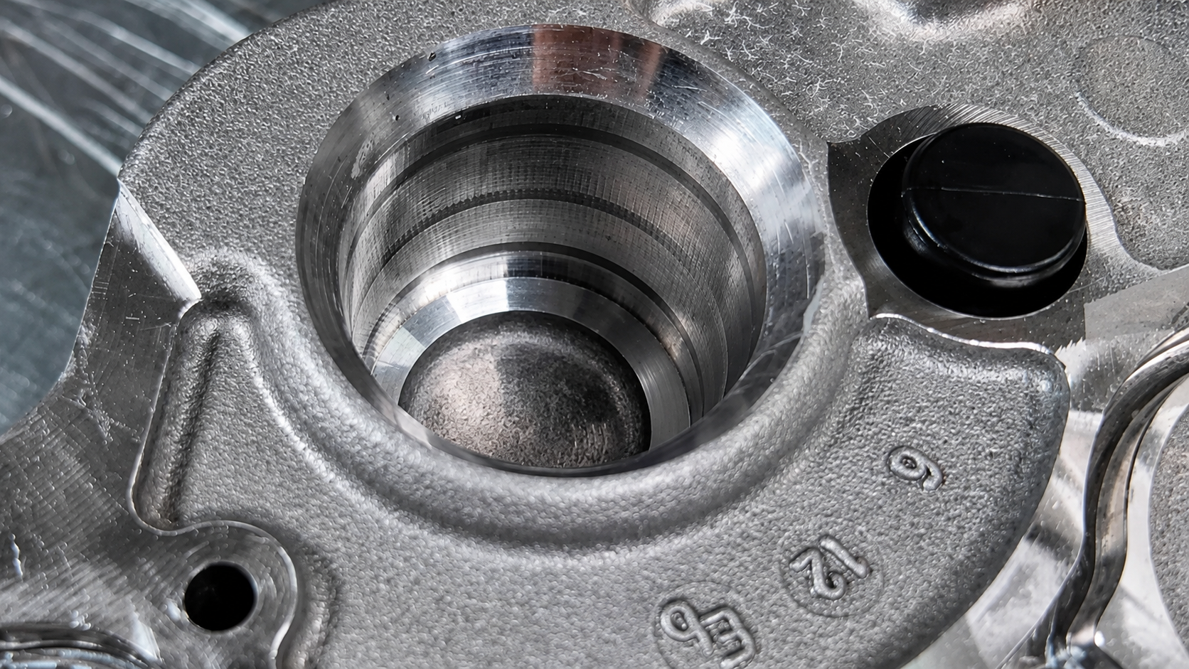 Zużyty aluminiowy rozdzielacz oleju Mercedes-AMG M156